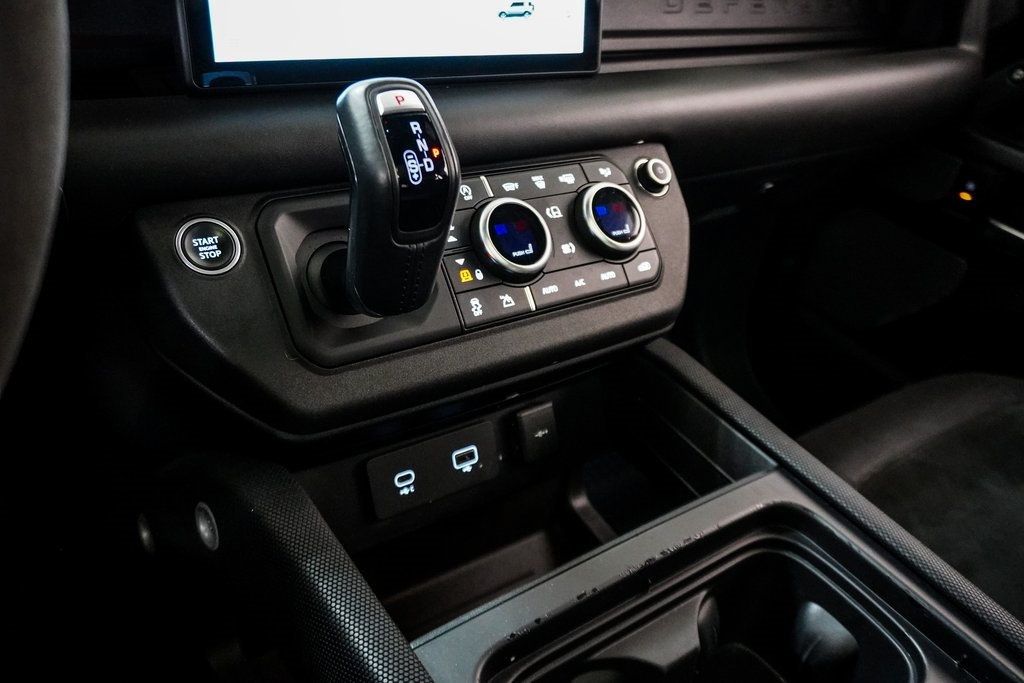 2022 Land Rover Defender V8 photo 40