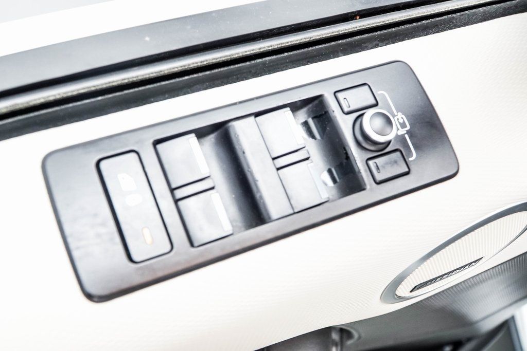 2022 Land Rover Discovery P300 S S R-Dynamic photo 42