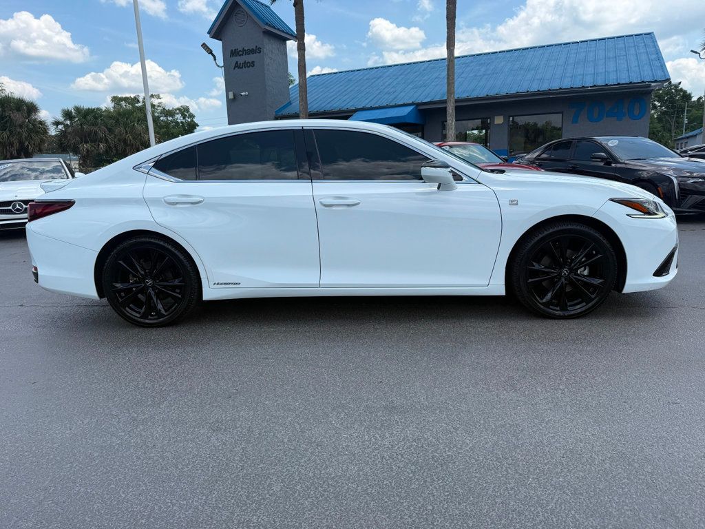2022 Lexus ES 300h F SPORT photo 4