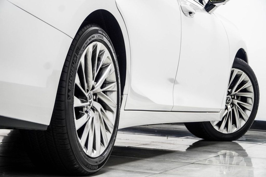 Lexus ES photo 17