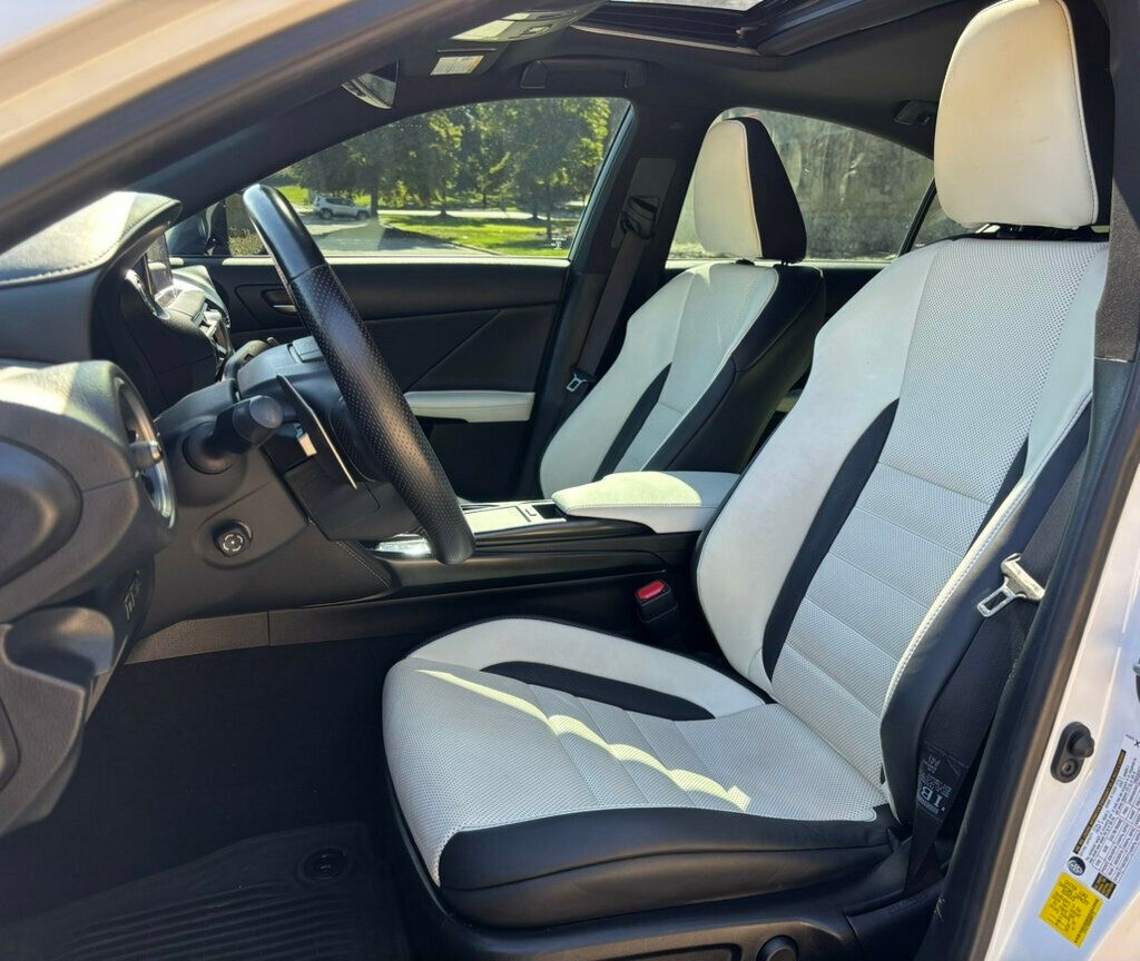 2022 Lexus IS 350 F SPORT photo 3