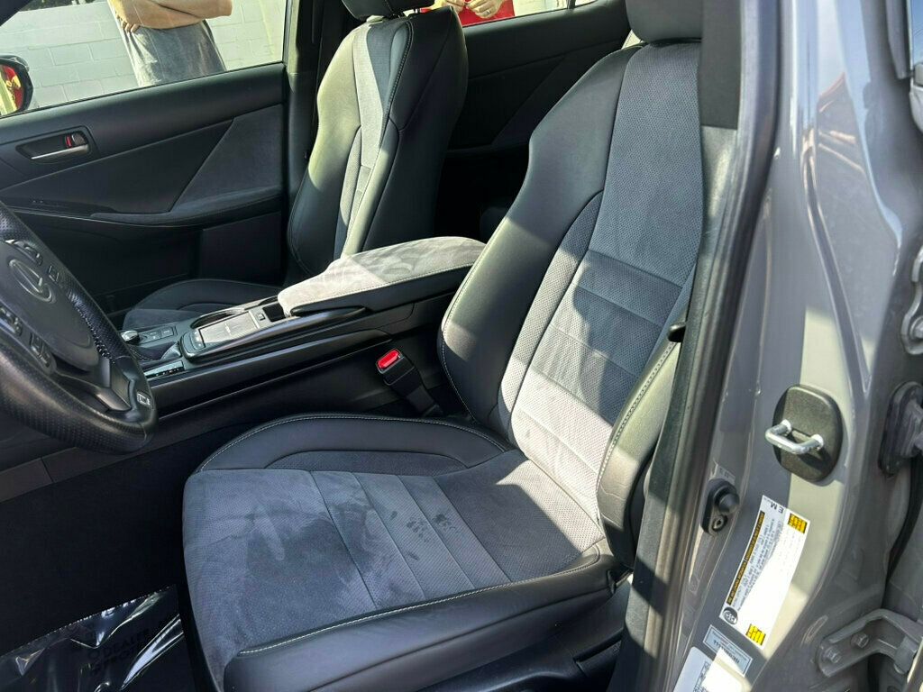 2022 Lexus IS photo 10