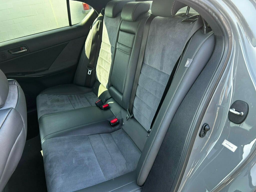 2022 Lexus IS photo 13