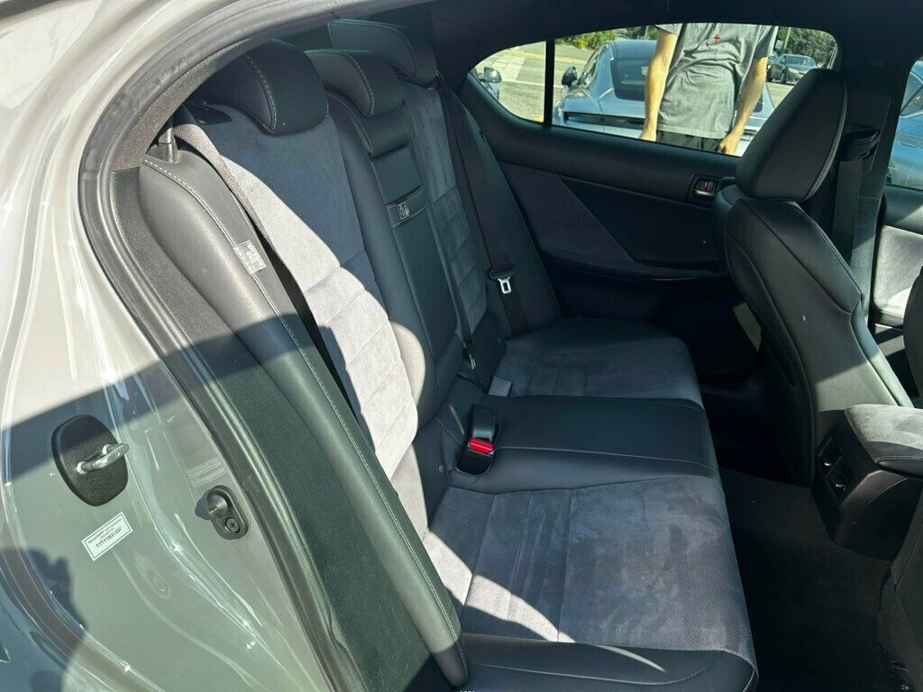 2022 Lexus IS photo 17
