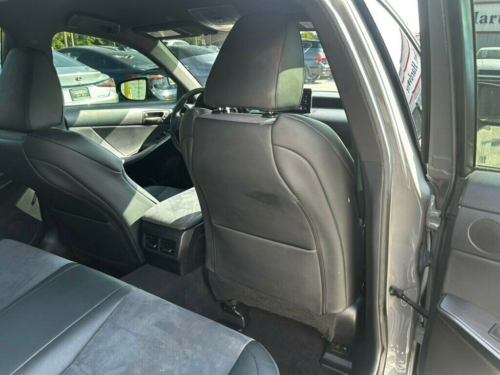 2022 Lexus IS photo 18