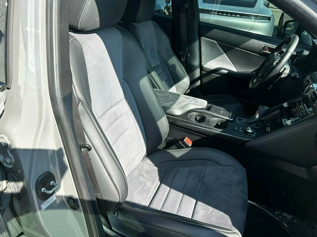 2022 Lexus IS photo 20