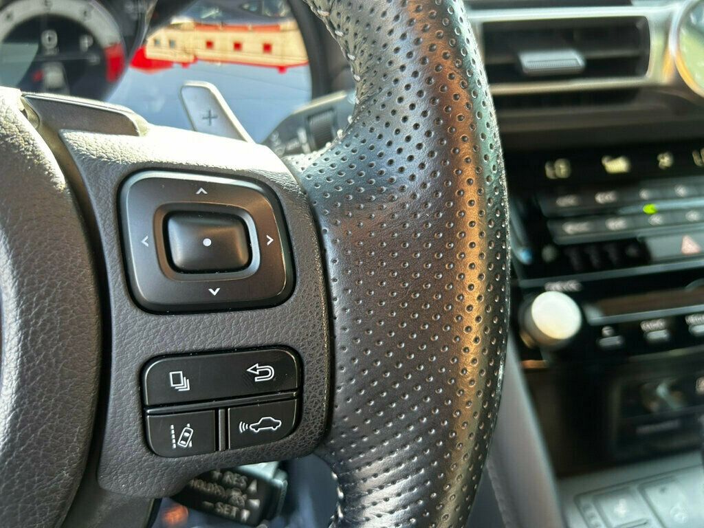 2022 Lexus IS photo 25