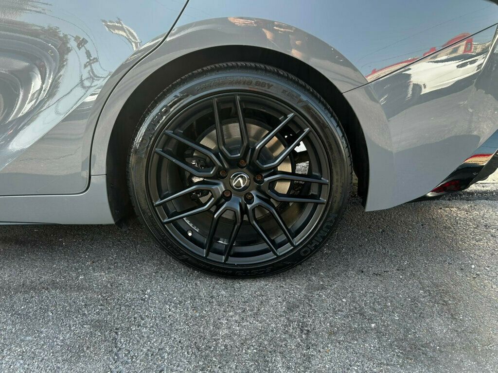 2022 Lexus IS photo 30