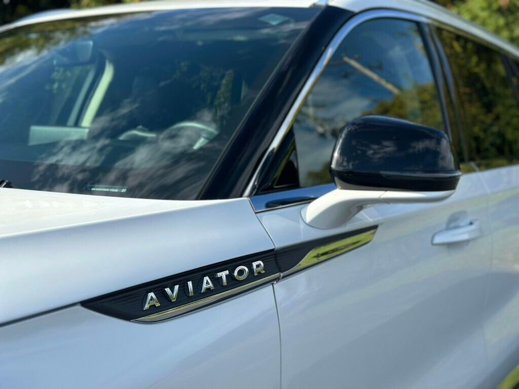 2022 Lincoln Aviator Standard photo 2