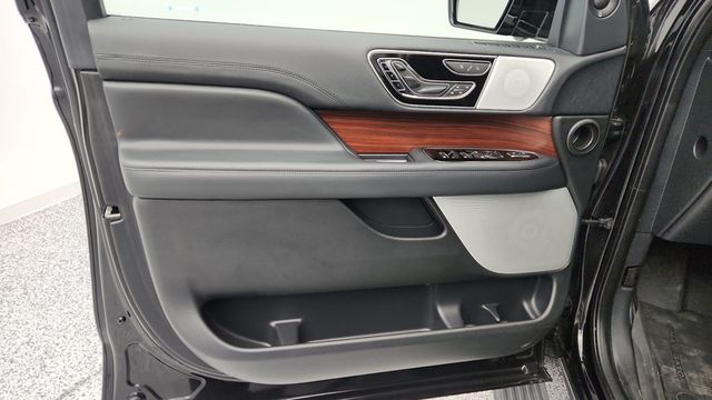 2022 Lincoln Navigator Reserve 4x4 with Equipment 201 and Monochromatic Package - 22955657 - 22