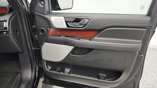2022 Lincoln Navigator Reserve 4x4 with Equipment 201 and Monochromatic Package - 22955657 - 23