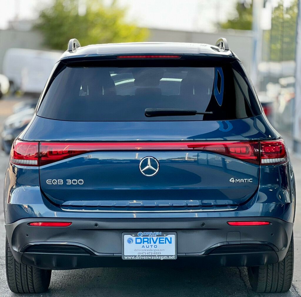 2022 Mercedes Benz EQB 300 4MATIC photo 4