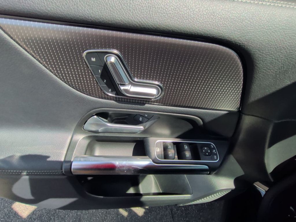 Mercedes-Benz GLA GLA 250 SUV photo 12