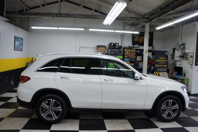 2022 Mercedes-Benz GLC 1-Owner, Panorama Roof, Ambiant Lights - 22968743 - 17