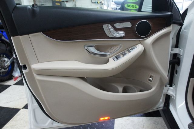 2022 Mercedes-Benz GLC 1-Owner, Panorama Roof, Ambiant Lights - 22968743 - 31