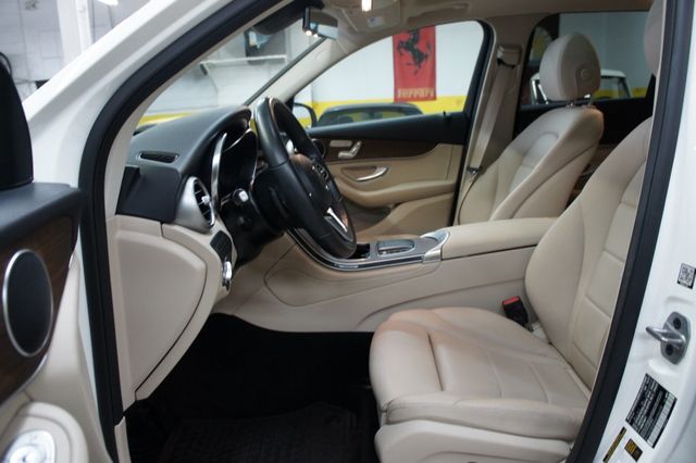 2022 Mercedes-Benz GLC 1-Owner, Panorama Roof, Ambiant Lights - 22968743 - 32