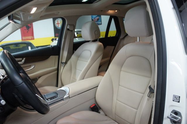 2022 Mercedes-Benz GLC 1-Owner, Panorama Roof, Ambiant Lights - 22968743 - 33