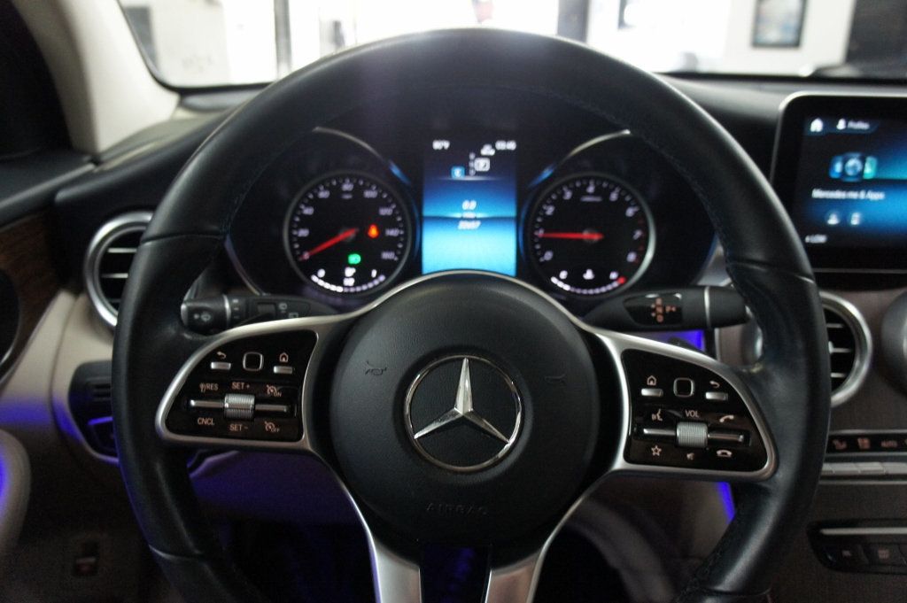2022 Mercedes-Benz GLC 1-Owner, Panorama Roof, Ambiant Lights - 22968743 - 40