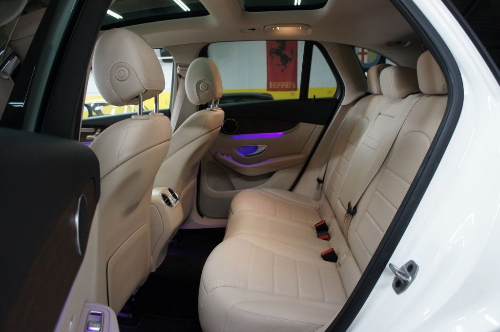 2022 Mercedes-Benz GLC 1-Owner, Panorama Roof, Ambiant Lights - 22968743 - 4
