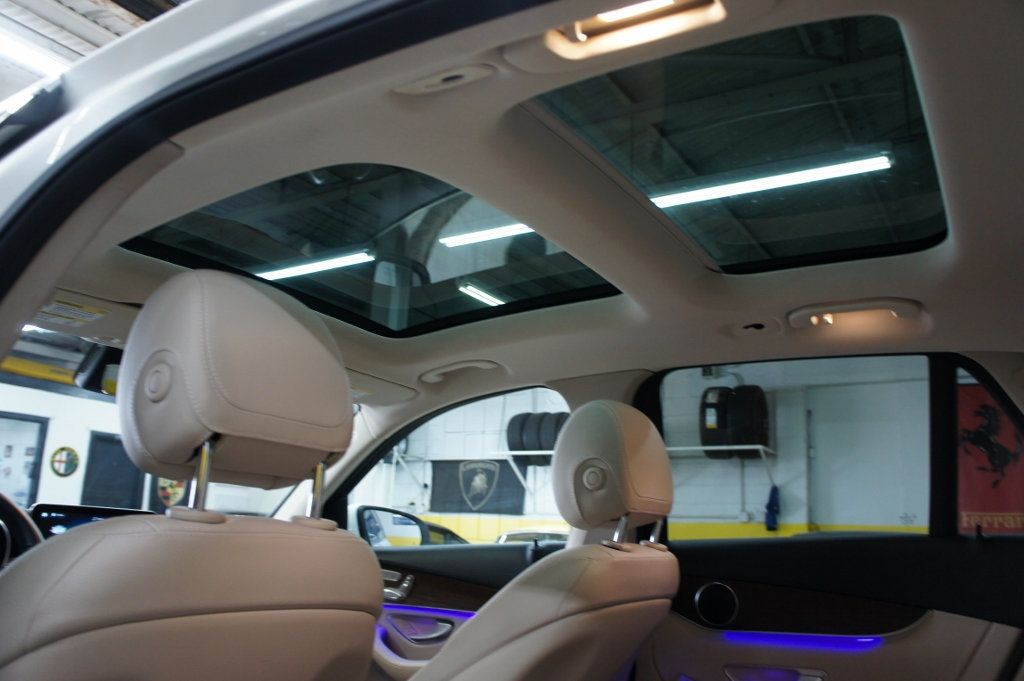 2022 Mercedes-Benz GLC 1-Owner, Panorama Roof, Ambiant Lights - 22968743 - 7