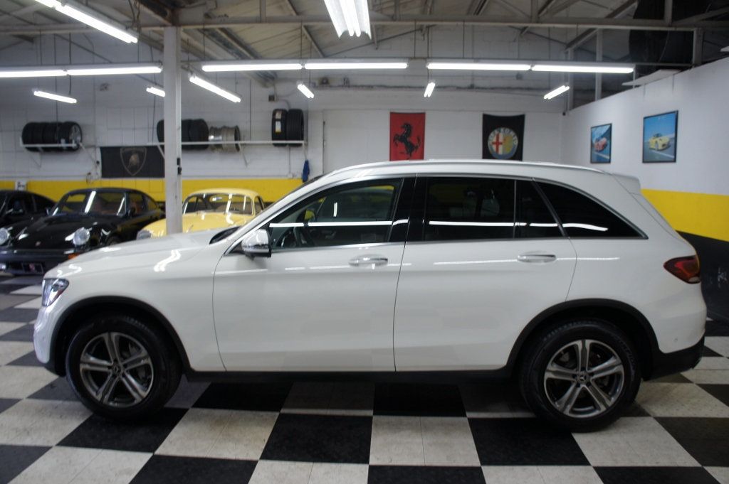 2022 Mercedes-Benz GLC 1-Owner, Panorama Roof, Ambiant Lights - 22968743 - 8