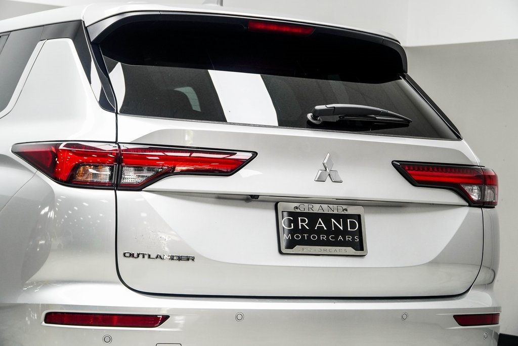 2022 Mitsubishi Outlander ES photo 11
