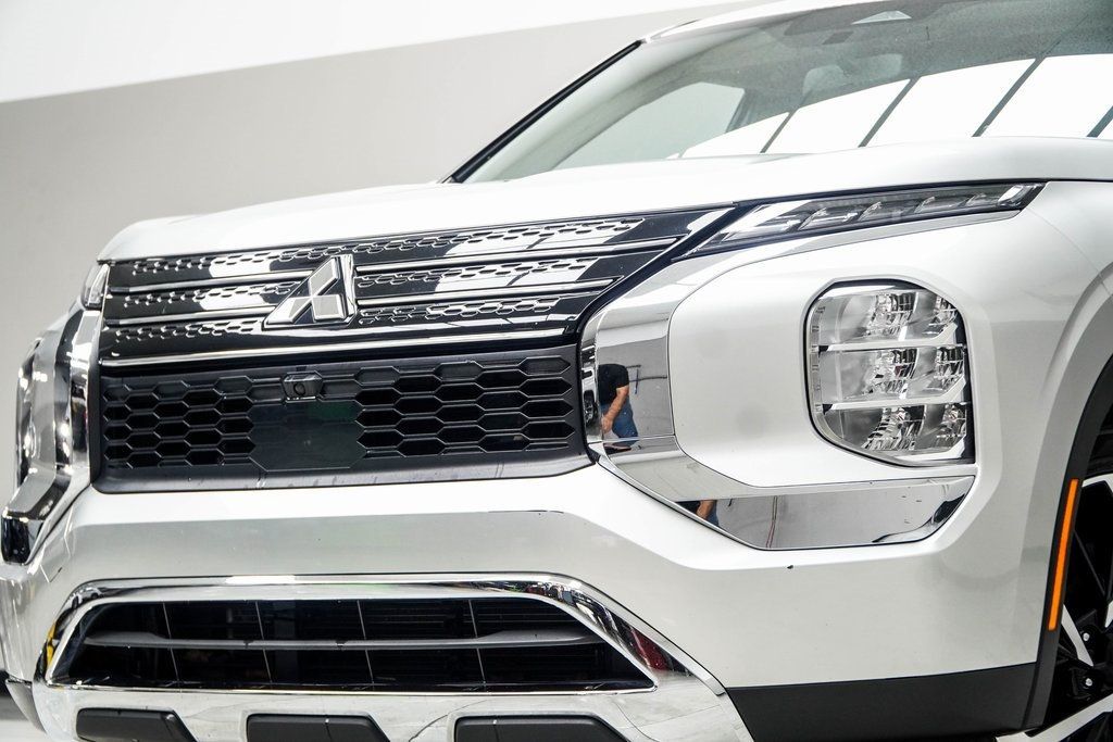 2022 Mitsubishi Outlander ES photo 2