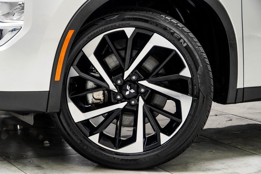2022 Mitsubishi Outlander ES photo 3