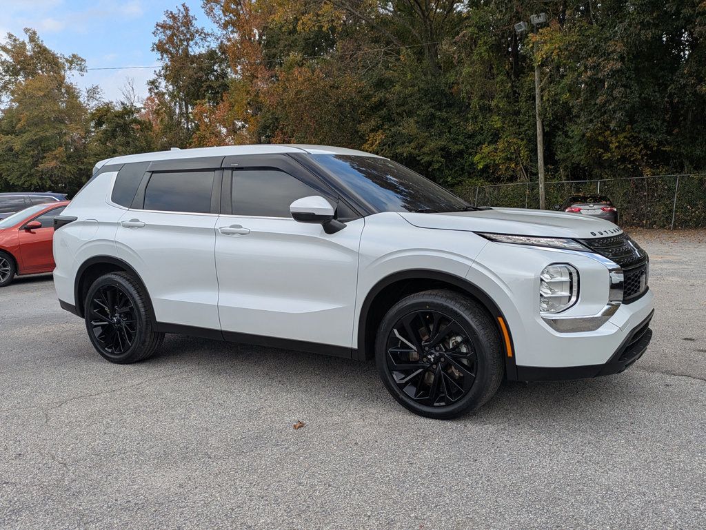 2022 Mitsubishi Outlander ES photo 2