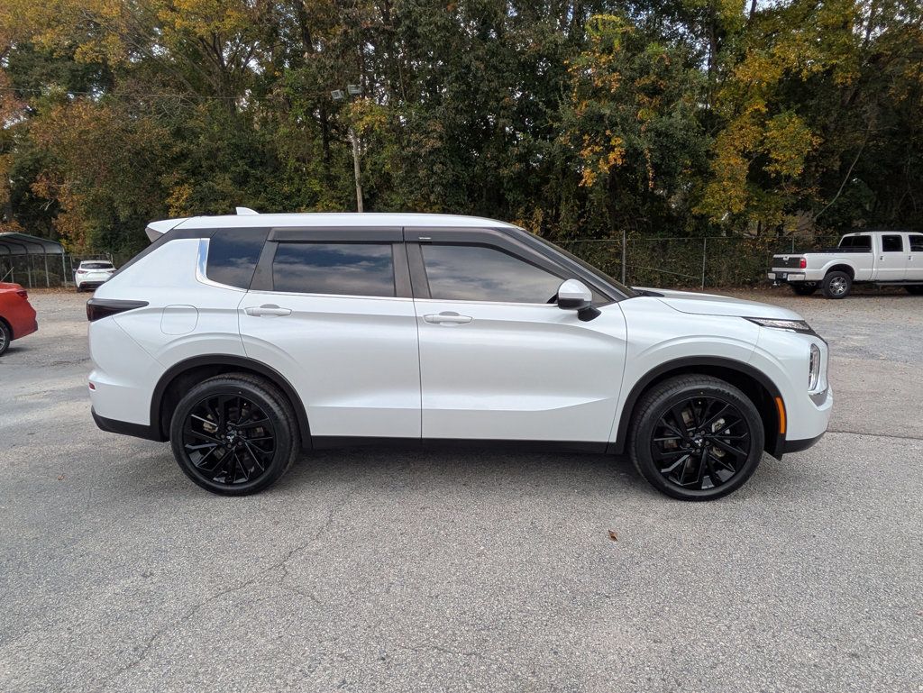 2022 Mitsubishi Outlander ES photo 3