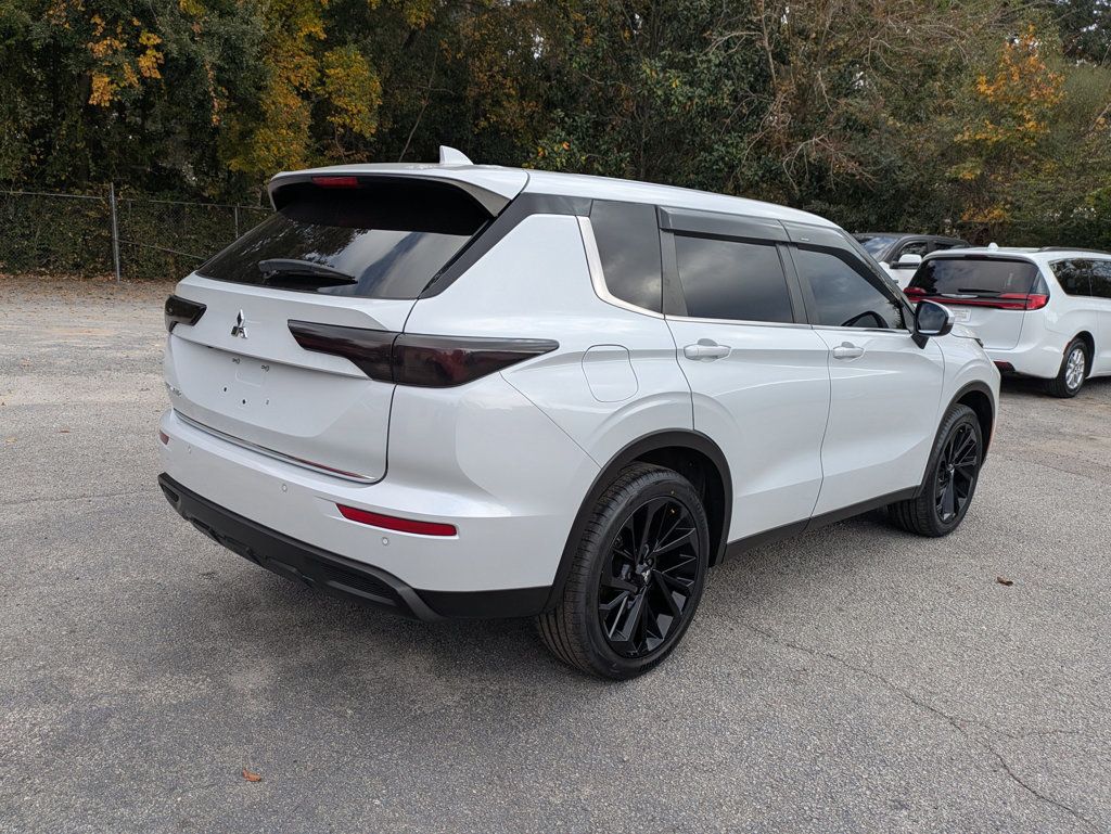 2022 Mitsubishi Outlander ES photo 4