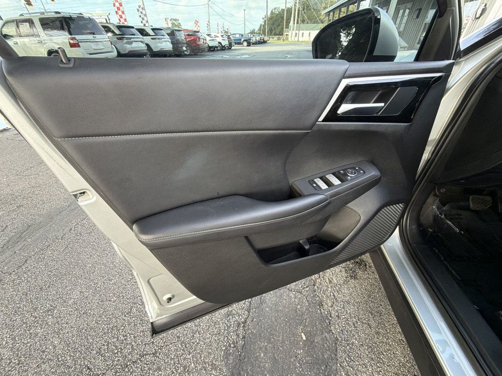 Mitsubishi Outlander SE photo 12