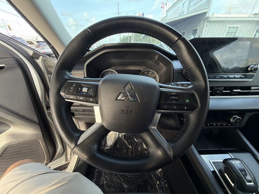 Mitsubishi Outlander SE photo 15