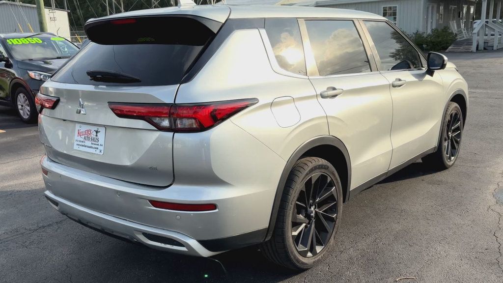 Mitsubishi Outlander SE photo 8