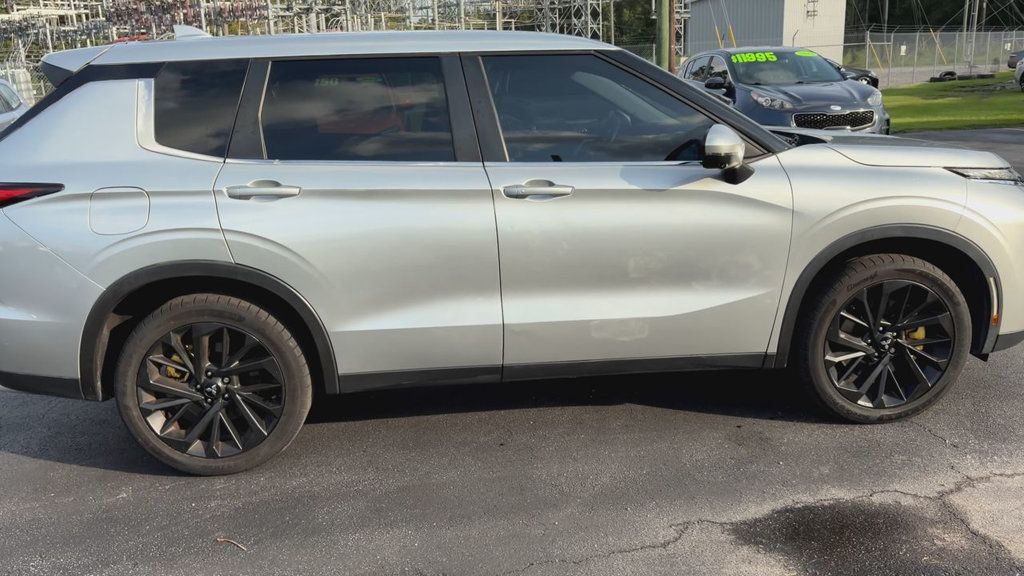 Mitsubishi Outlander SE photo 9