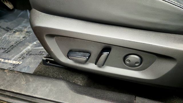 2022 Mitsubishi Outlander SE with Black Out Appearance Package - 22969721 - 10