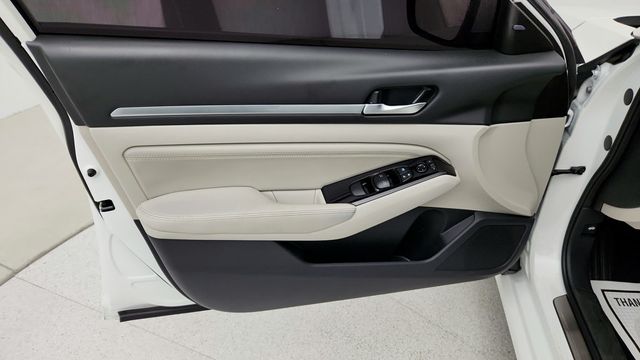 2022 Nissan Altima 2.5 SL Sedan with Rear Spoiler and Illuminated Kick Plates - 22951234 - 10