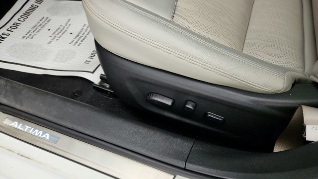 2022 Nissan Altima 2.5 SL Sedan with Rear Spoiler and Illuminated Kick Plates - 22951234 - 11