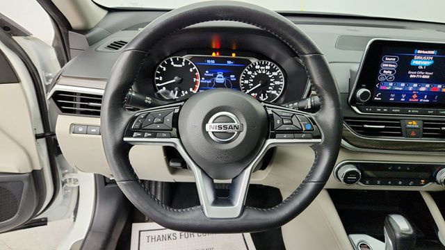 2022 Nissan Altima 2.5 SL Sedan with Rear Spoiler and Illuminated Kick Plates - 22951234 - 13