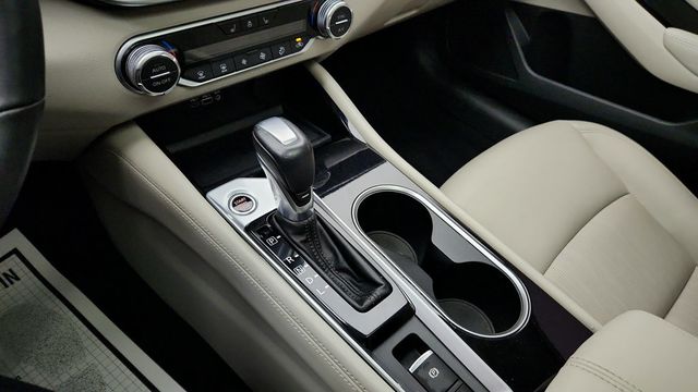 2022 Nissan Altima 2.5 SL Sedan with Rear Spoiler and Illuminated Kick Plates - 22951234 - 16