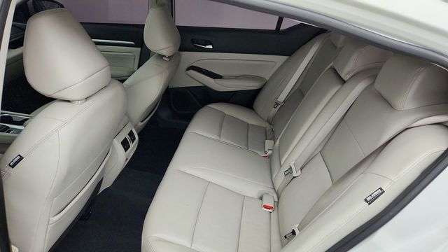 2022 Nissan Altima 2.5 SL Sedan with Rear Spoiler and Illuminated Kick Plates - 22951234 - 21