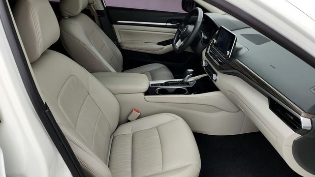 2022 Nissan Altima 2.5 SL Sedan with Rear Spoiler and Illuminated Kick Plates - 22951234 - 24