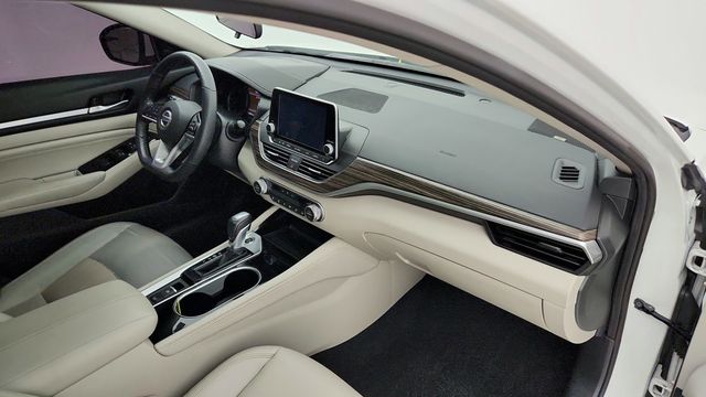 2022 Nissan Altima 2.5 SL Sedan with Rear Spoiler and Illuminated Kick Plates - 22951234 - 25