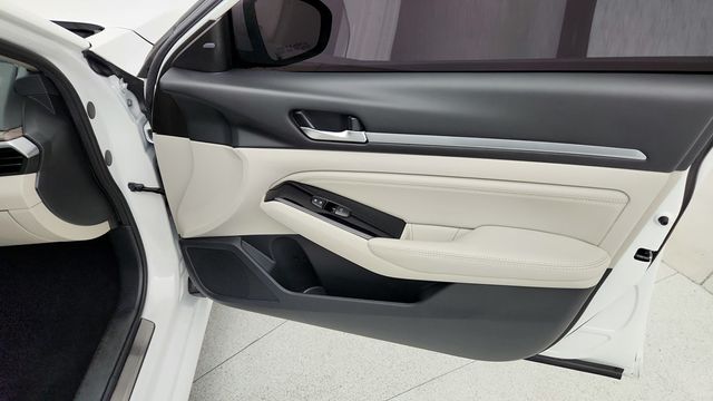 2022 Nissan Altima 2.5 SL Sedan with Rear Spoiler and Illuminated Kick Plates - 22951234 - 26