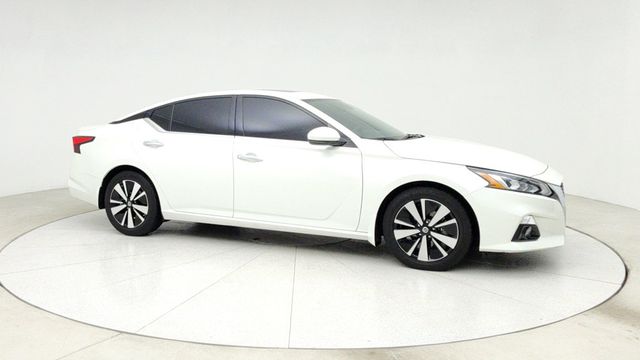 2022 Nissan Altima 2.5 SL Sedan with Rear Spoiler and Illuminated Kick Plates - 22951234 - 2