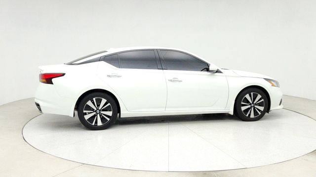 2022 Nissan Altima 2.5 SL Sedan with Rear Spoiler and Illuminated Kick Plates - 22951234 - 3
