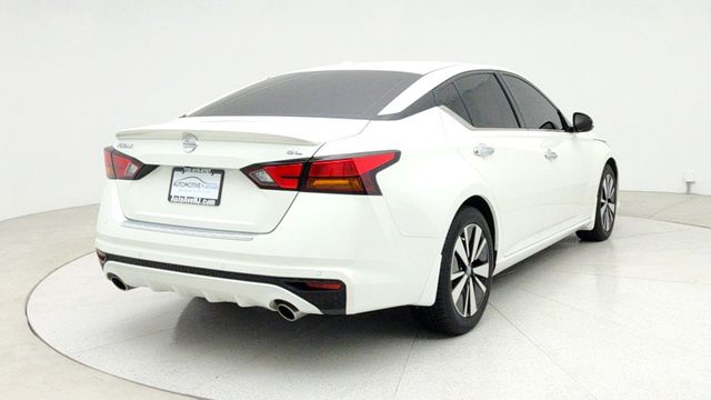 2022 Nissan Altima 2.5 SL Sedan with Rear Spoiler and Illuminated Kick Plates - 22951234 - 4