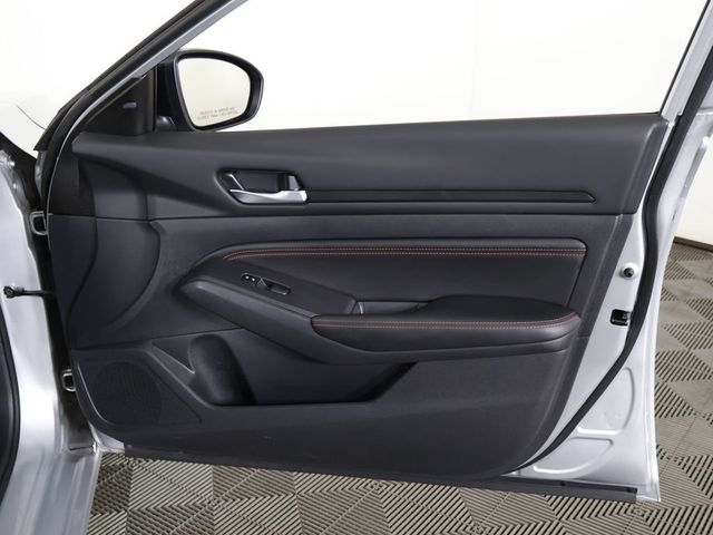 2022 Nissan Altima 2.5 SR Sedan - 23081502 - 19
