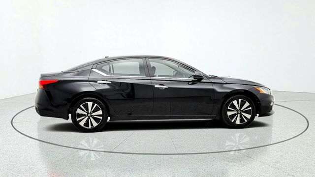 2022 Nissan Altima SV w/ Premium Package, ProPILOT Assist & Moonroof - 23093344 - 3