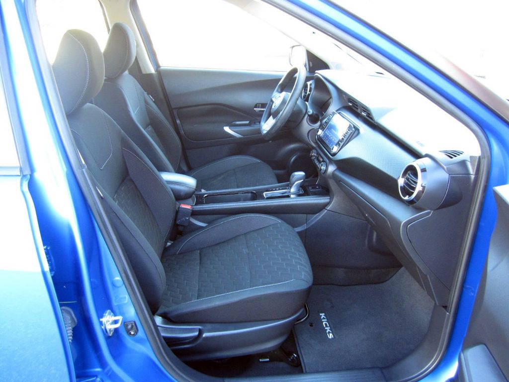 2022 Nissan Kicks SV photo 12